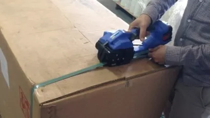 Homem fechando caixa Homem fechando caixa